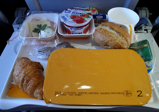 Tips Mendapatkan Makanan Lezat Saat Berada di Pesawat